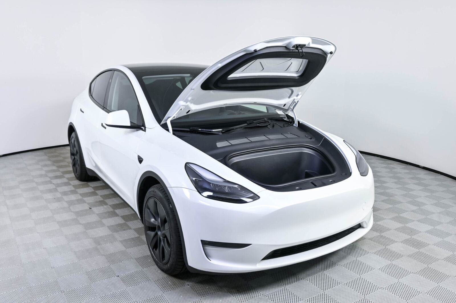 Used 2024 Tesla Model Y Long Range AWD/4WD image 31