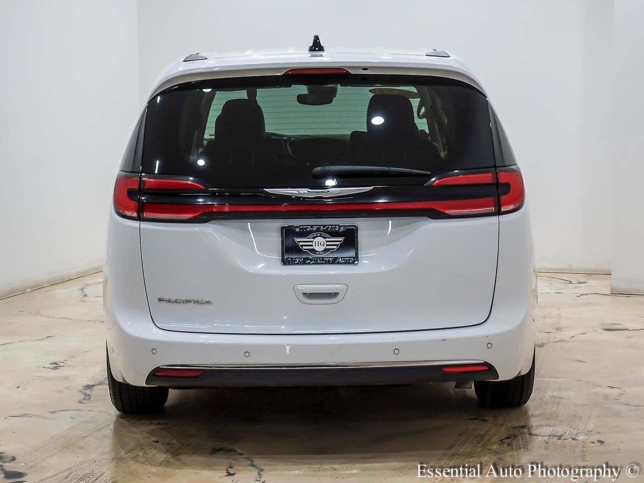 Used 2024 Chrysler Pacifica Touring-L FWD image 7