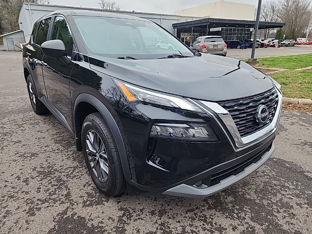 Used 2023 Nissan Rogue S image 3