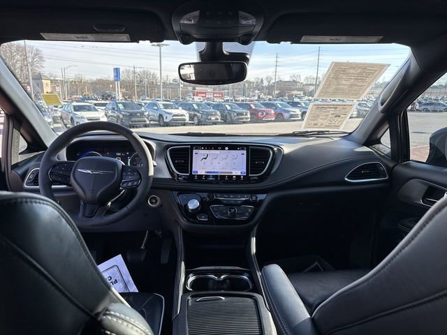 Used 2023 Chrysler Pacifica Limited w/ S Appearance Package image 11