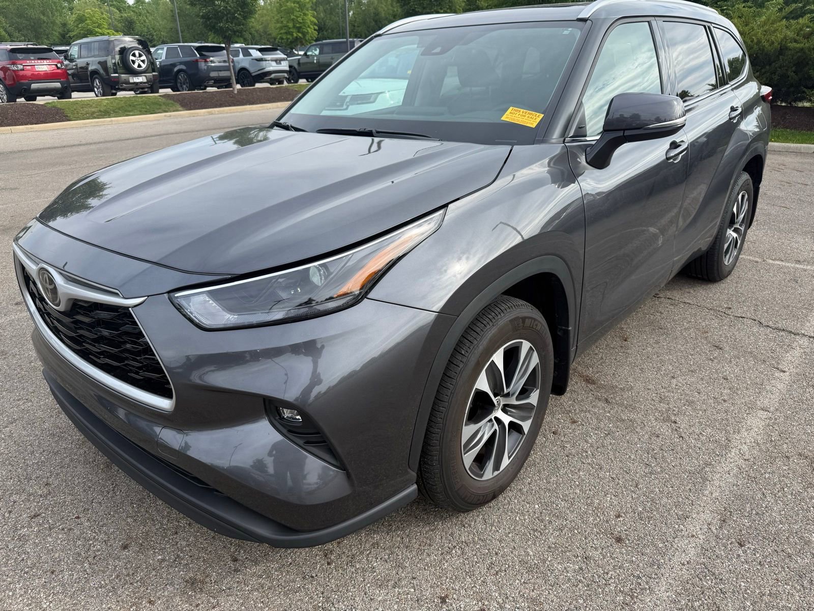 Used 2022 Toyota Highlander XLE AWD/4WD image 1