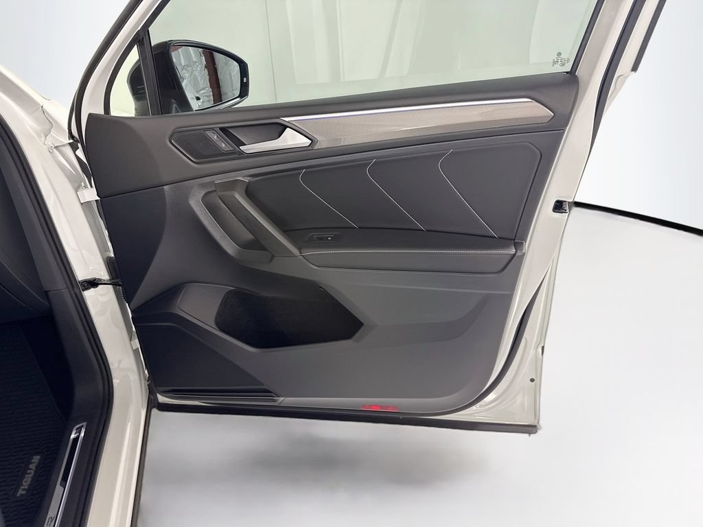 Used 2022 Volkswagen Tiguan SE R-Line FWD image 26