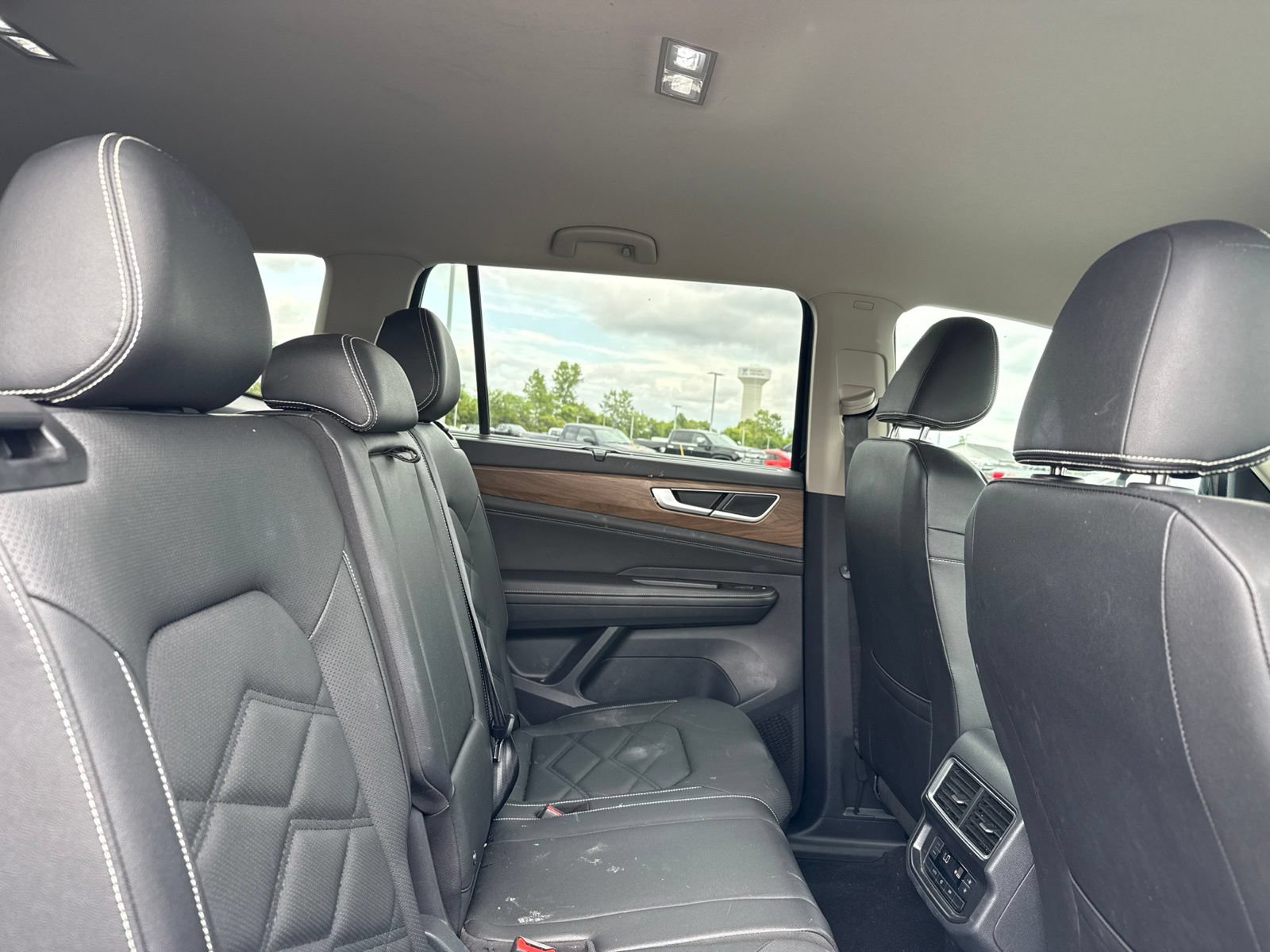 Used 2025 Volkswagen Atlas SE FWD image 8