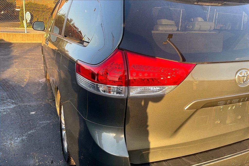 Used 2013 Toyota Sienna XLE FWD image 30
