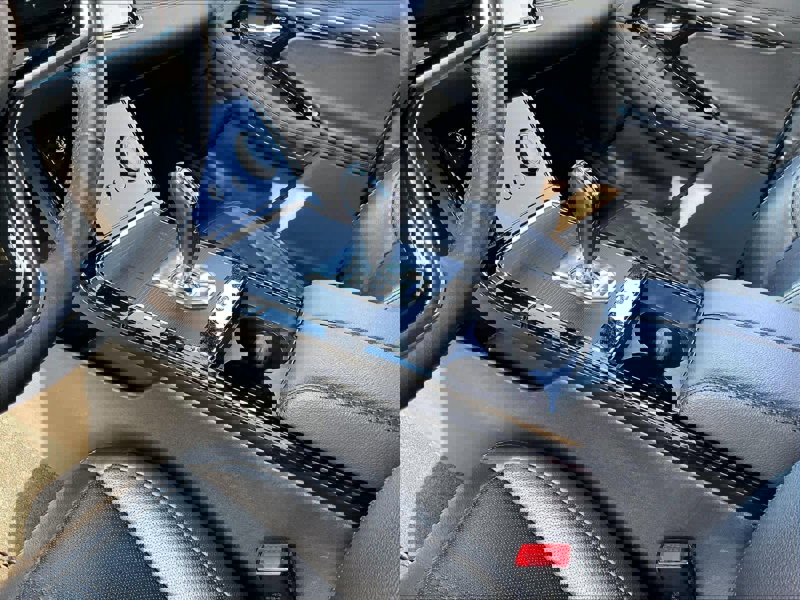 Used 2023 Land Rover Range Rover Evoque R-Dynamic SE image 19