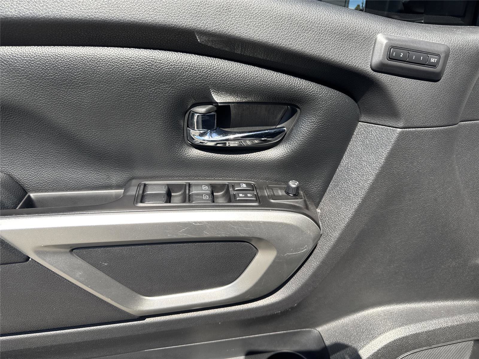 Used 2018 Nissan Titan PRO-4X w/ Pro-4x Convenience Package AWD/4WD image 17
