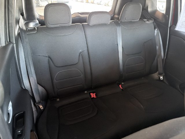 Used 2019 Jeep Renegade Latitude FWD image 16