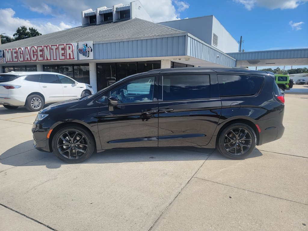 Used 2025 Chrysler Pacifica Limited FWD image 2