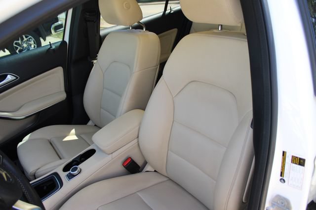 Used 2020 Mercedes-Benz GLA 250 4MATIC w/ Premium Package image 19