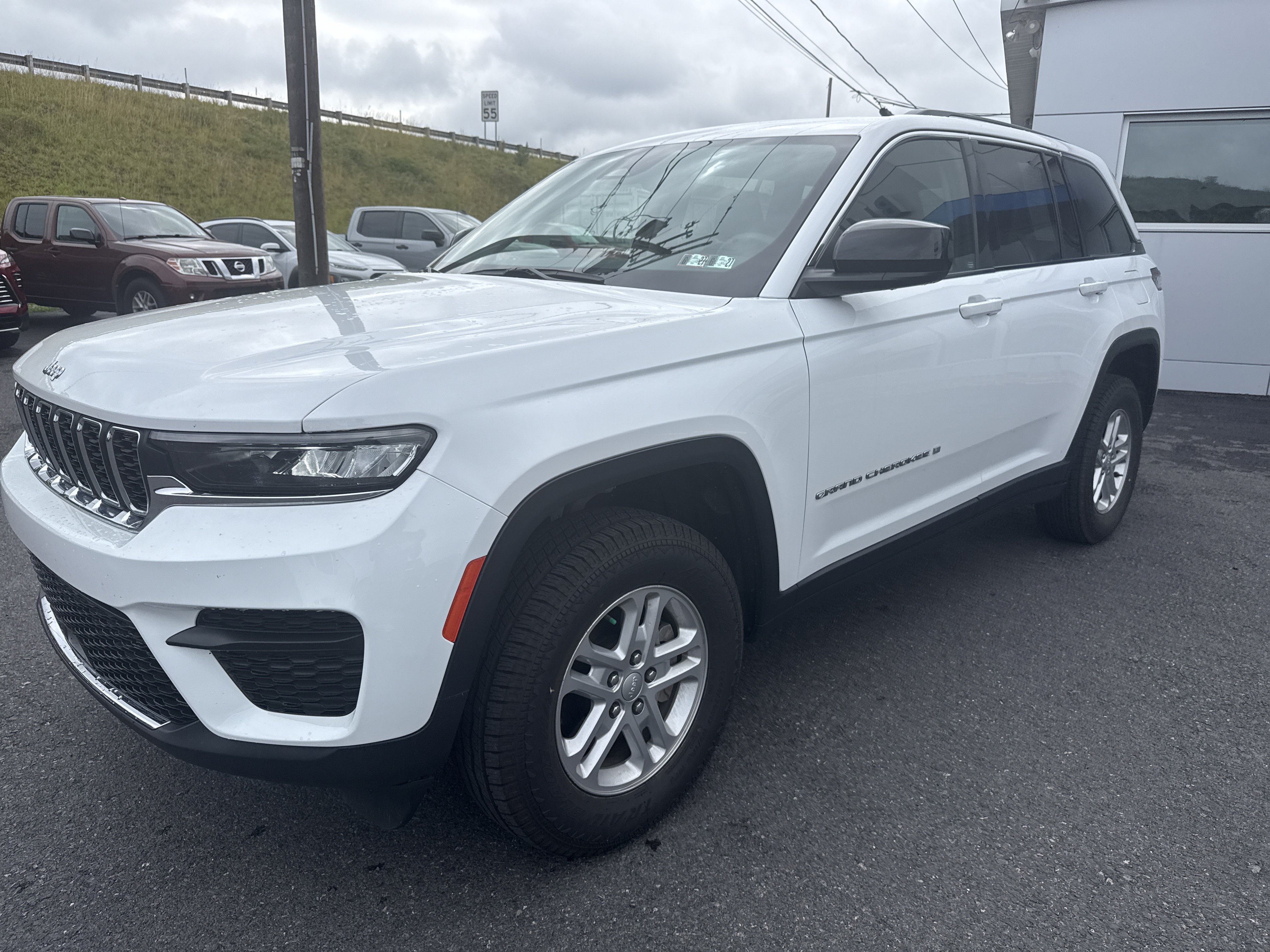 Used 2023 Jeep Grand Cherokee Laredo w/ Luxury Tech Group I AWD/4WD image 6