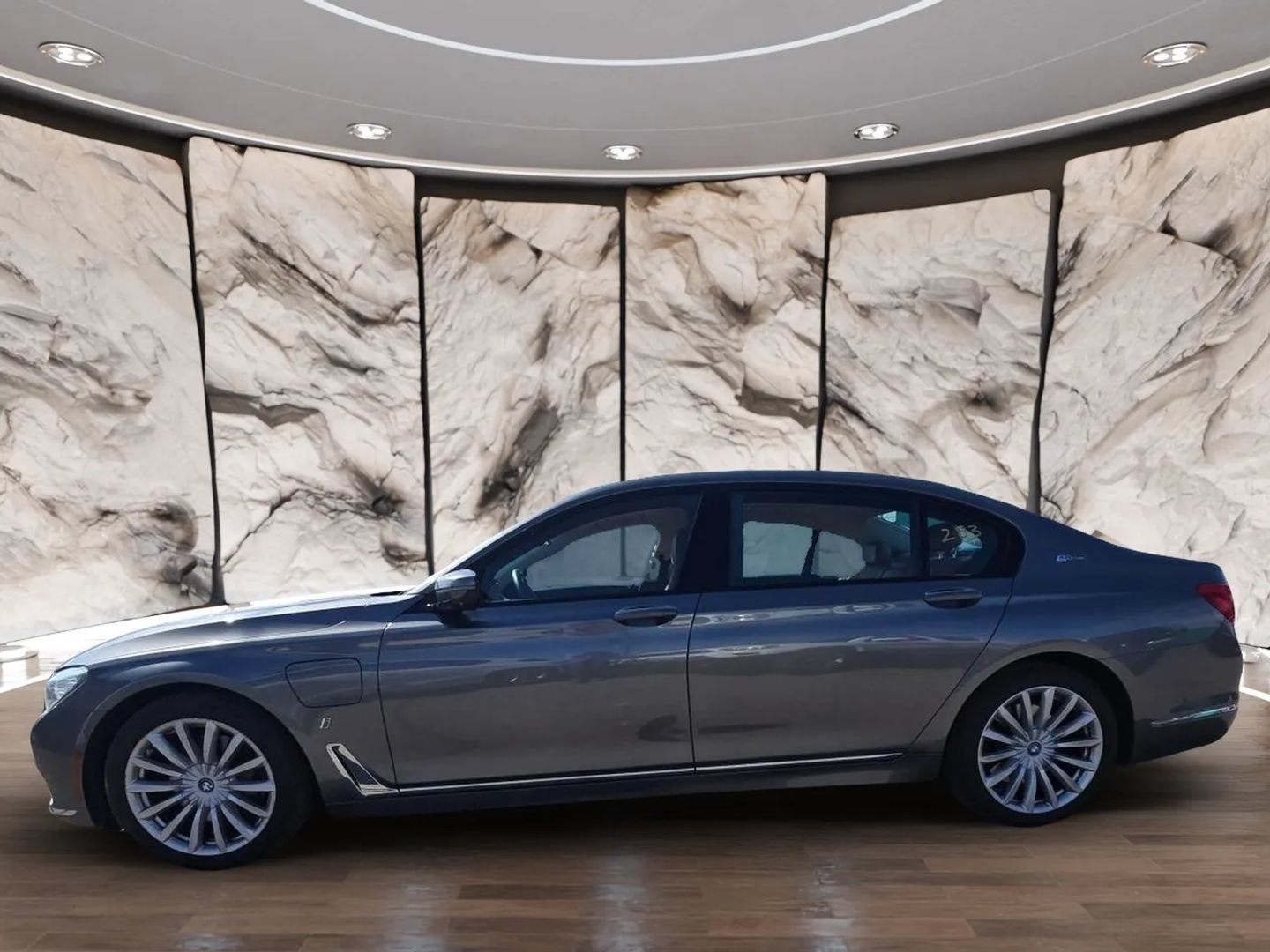 Used 2018 BMW 740e xDrive w/ Executive Package AWD/4WD image 5