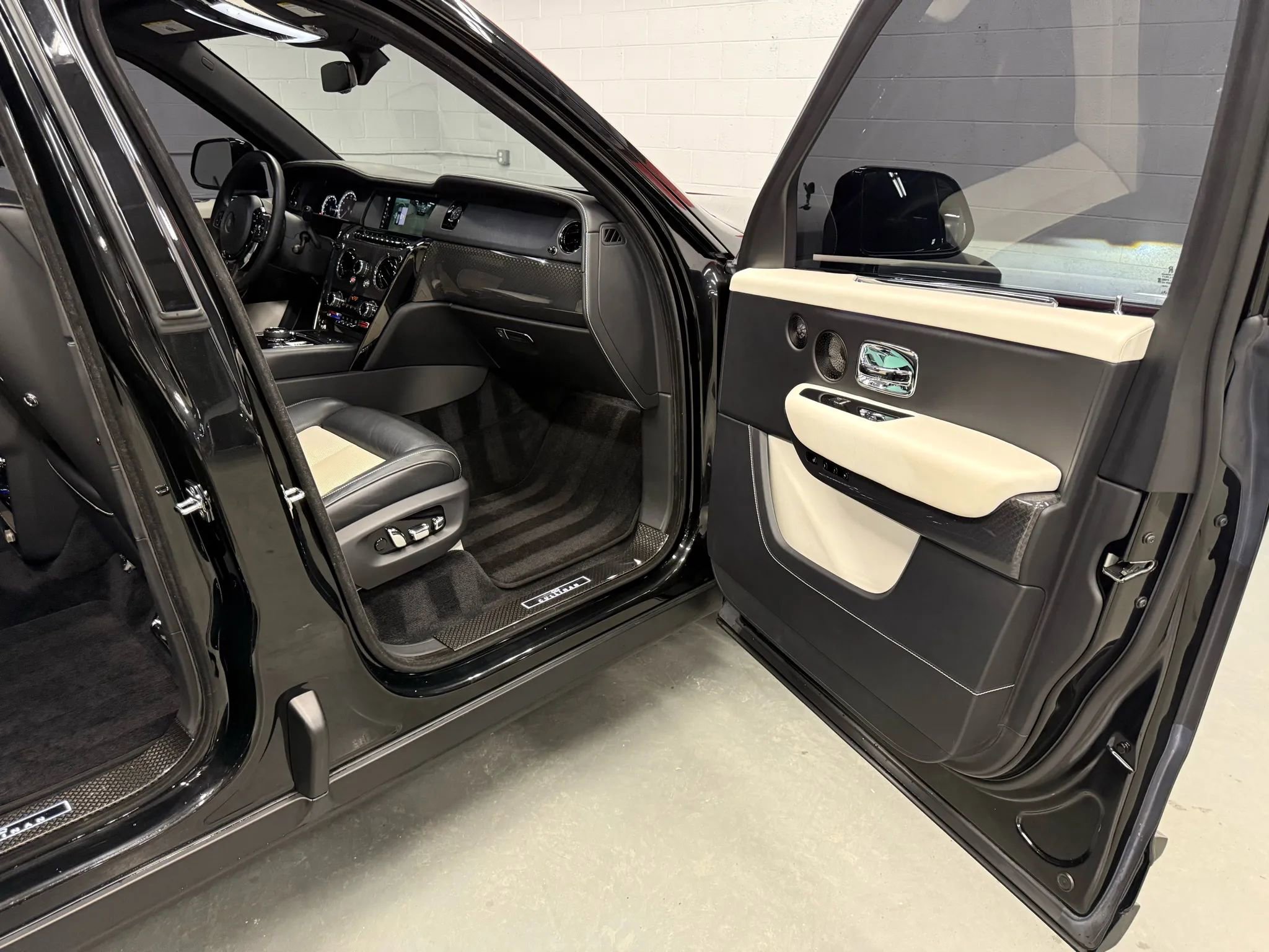 Used 2022 Rolls-Royce Cullinan Black Badge w/ Dark Exterior Package image 66