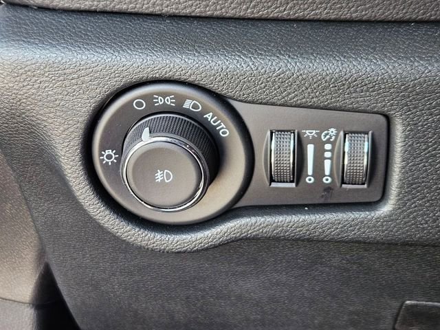 Used 2025 Chrysler Pacifica Select FWD image 14