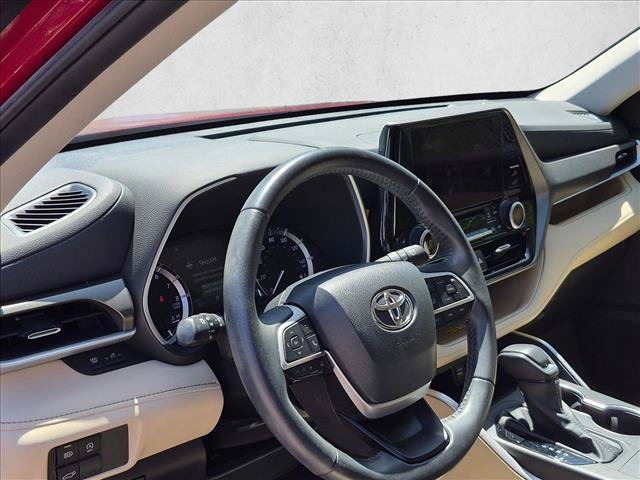 Used 2024 Toyota Highlander XLE FWD image 8
