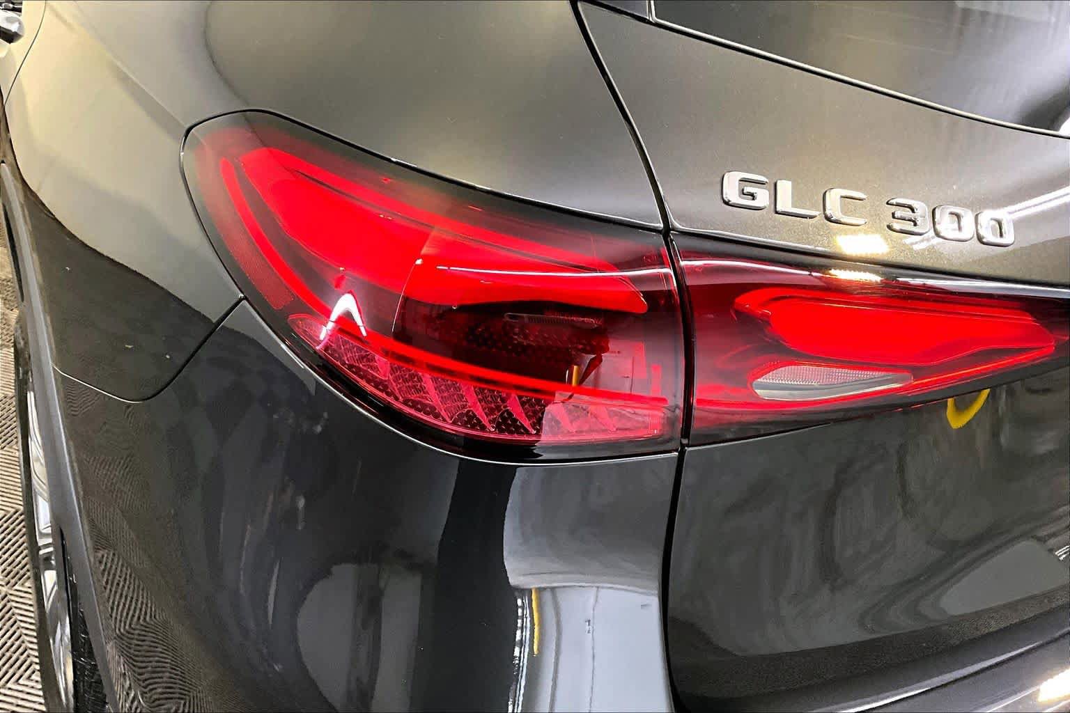 Used 2025 Mercedes-Benz GLC 300 4MATIC image 29