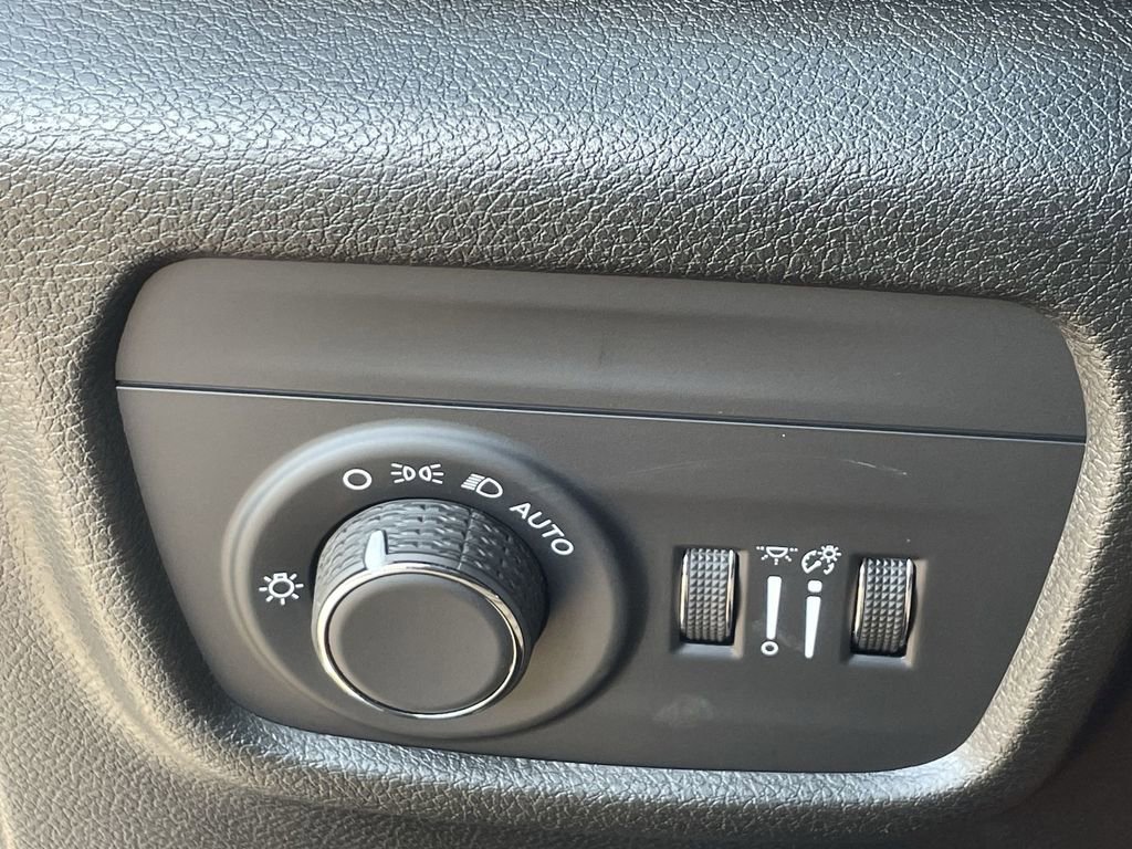 Used 2023 Jeep Grand Cherokee L Laredo image 17