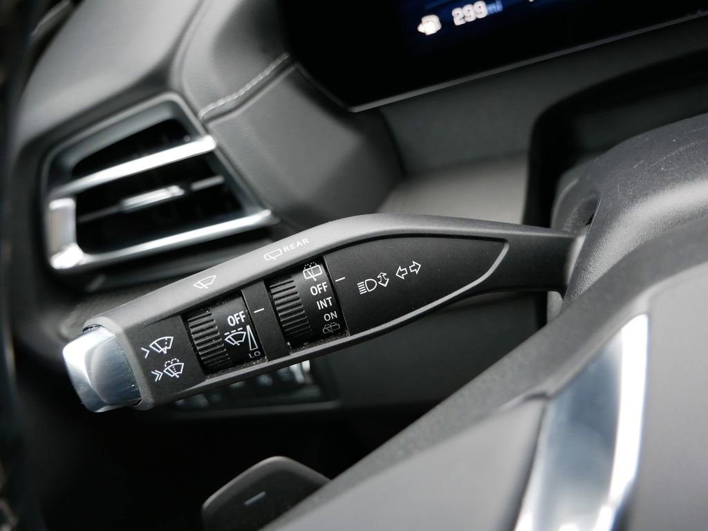 Used 2024 Chevrolet Traverse LT image 24