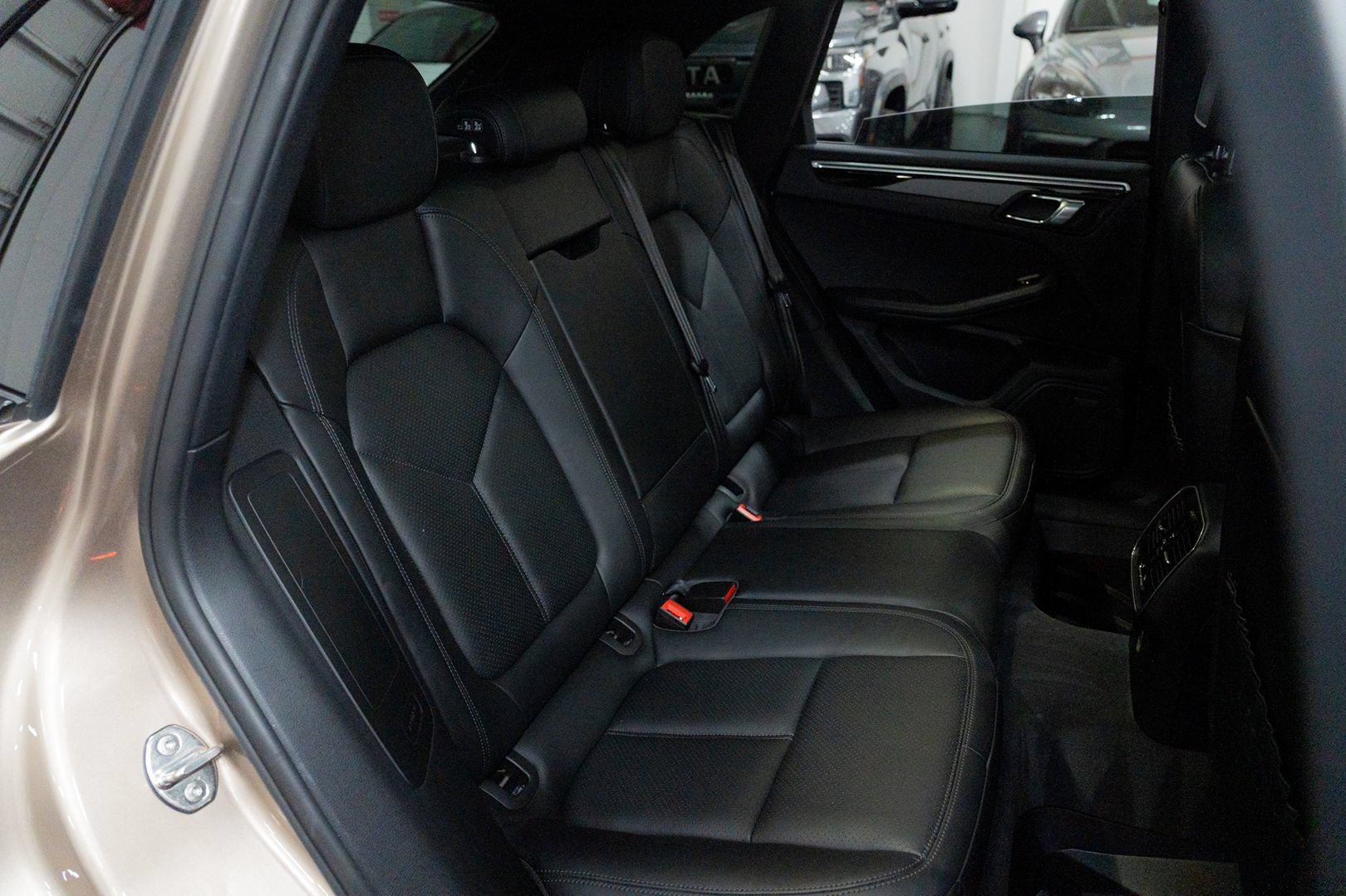 Used 2017 Porsche Macan AWD/4WD image 31