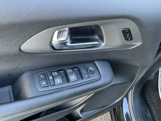 Used 2025 Chrysler Pacifica Select image 15