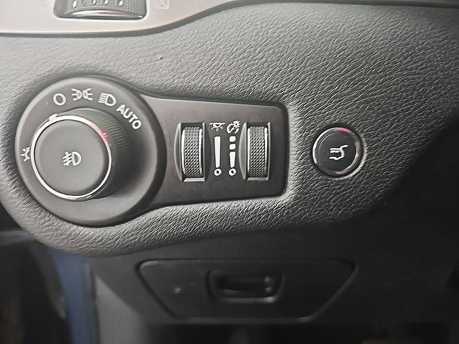 Used 2019 Jeep Cherokee Limited AWD/4WD image 15