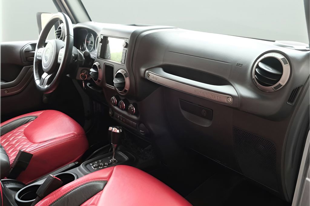 Used 2016 Jeep Wrangler Unlimited Sport w/ Connectivity Group AWD/4WD image 26