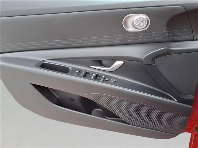 Used 2023 Hyundai Elantra SEL image 15