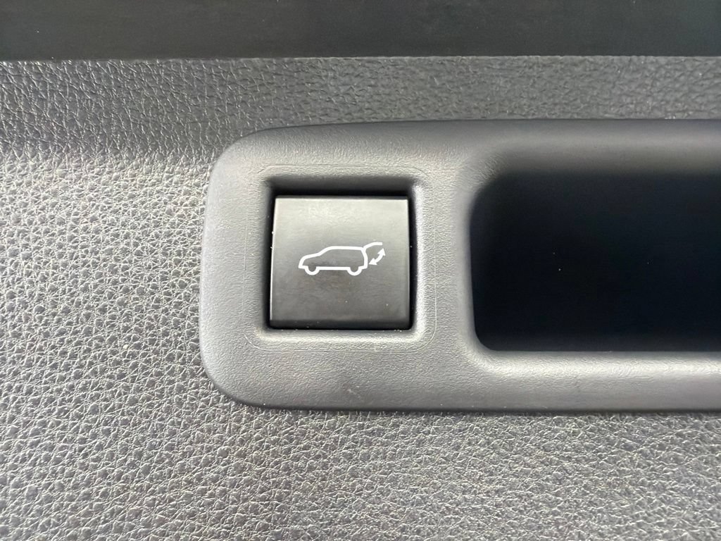 Used 2022 Toyota Highlander XLE FWD image 16