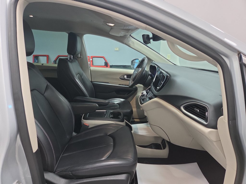 Used 2023 Chrysler Pacifica Touring-L FWD image 17
