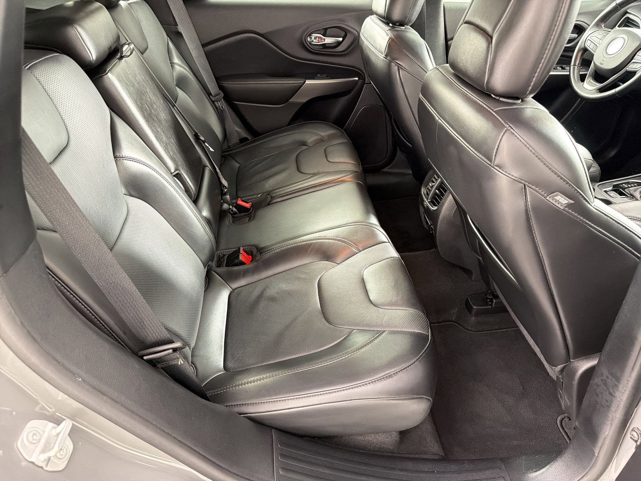 Used 2020 Jeep Cherokee Limited image 29