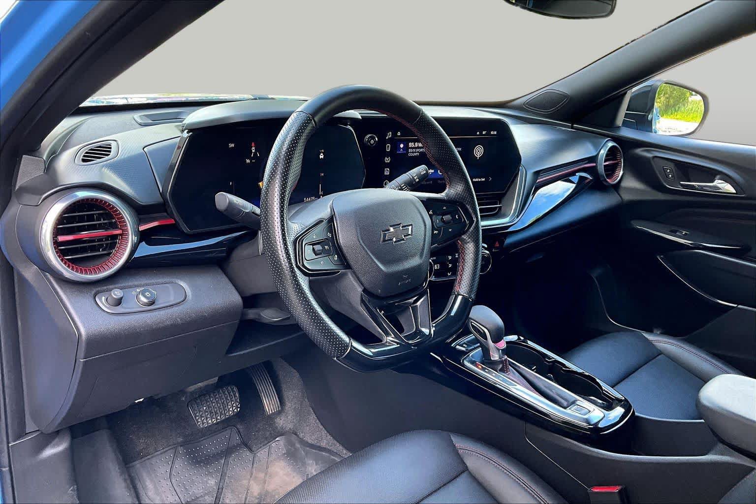 Used 2024 Chevrolet Trax RS FWD image 18