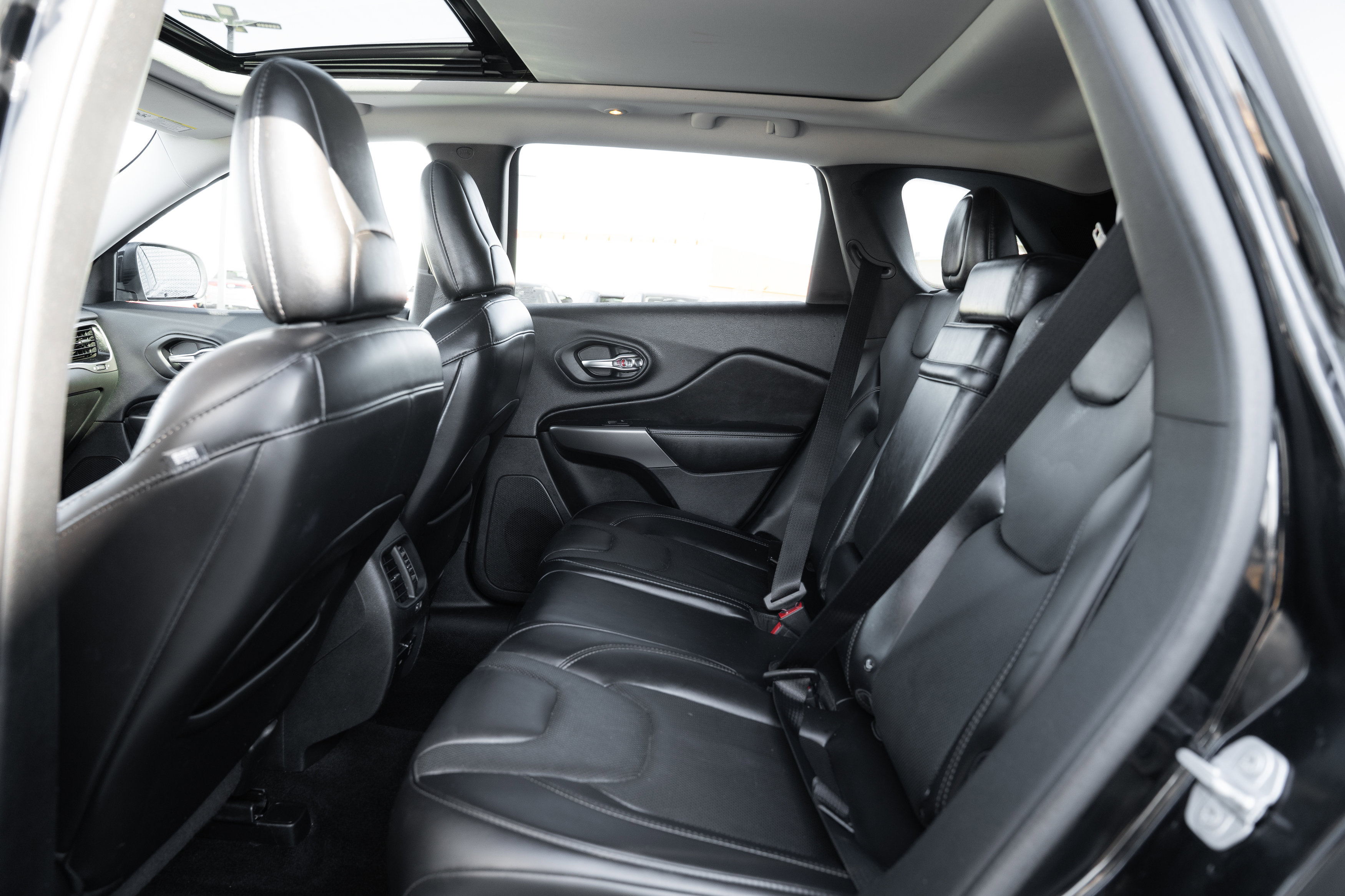 Used 2019 Jeep Cherokee Limited image 23
