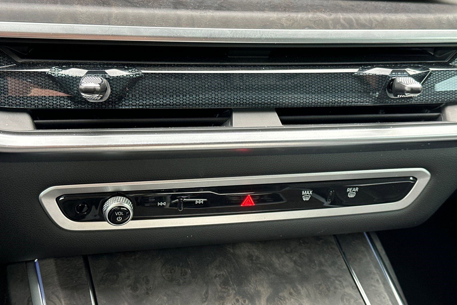 Used 2025 BMW X7 xDrive40i w/ Premium Package image 27