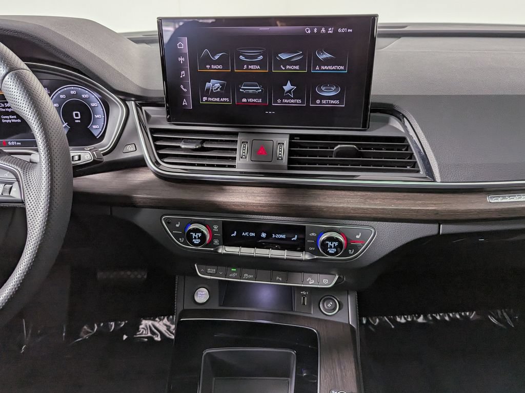 Used 2024 Audi Q5 e Premium Plus w/ Premium Plus Package AWD/4WD image 40