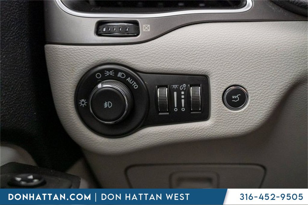 Used 2021 Jeep Cherokee Latitude Lux w/ Comfort/Convenience Group image 18