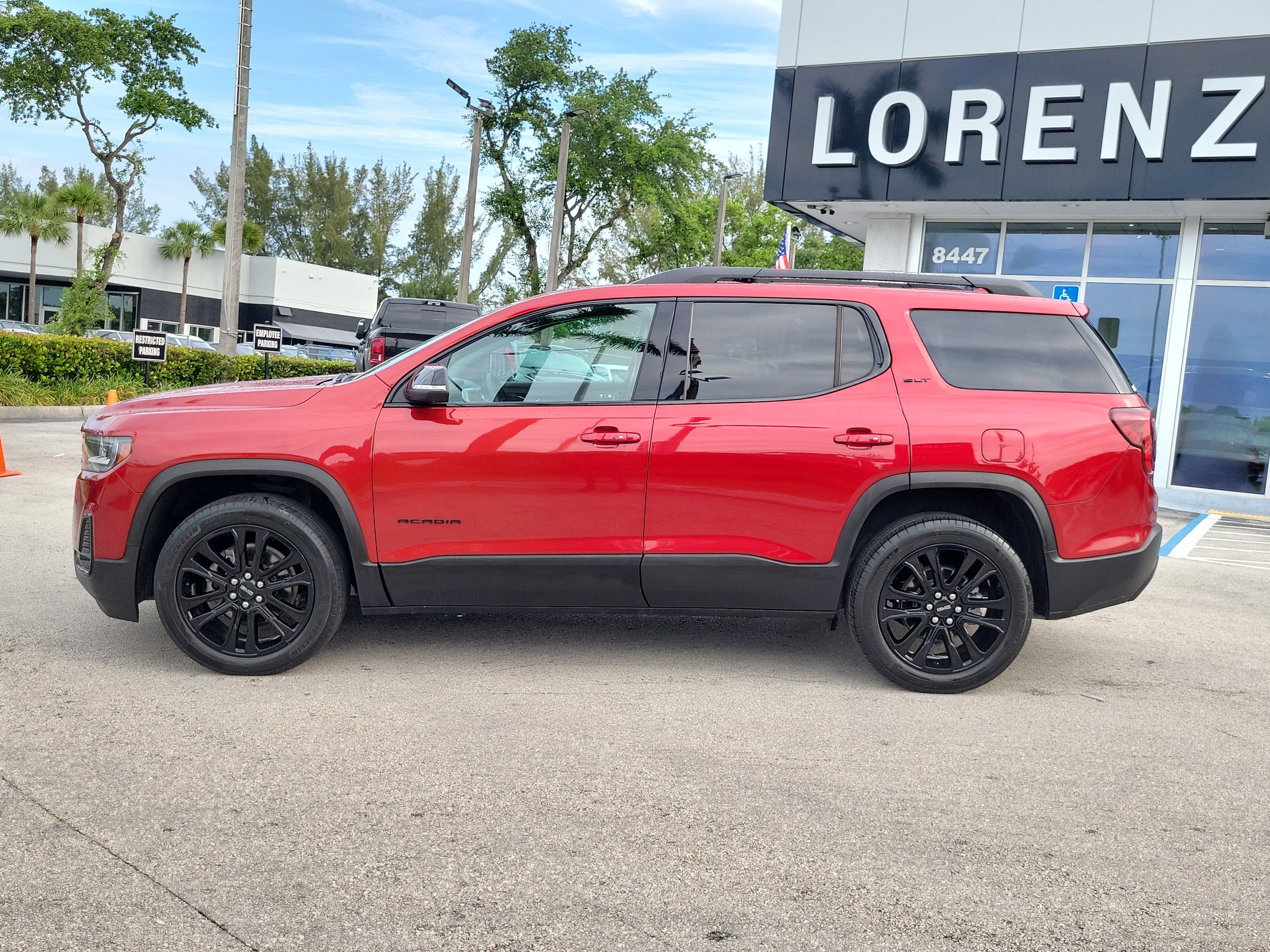 Used 2023 GMC Acadia SLT w/ Elevation Edition FWD image 8