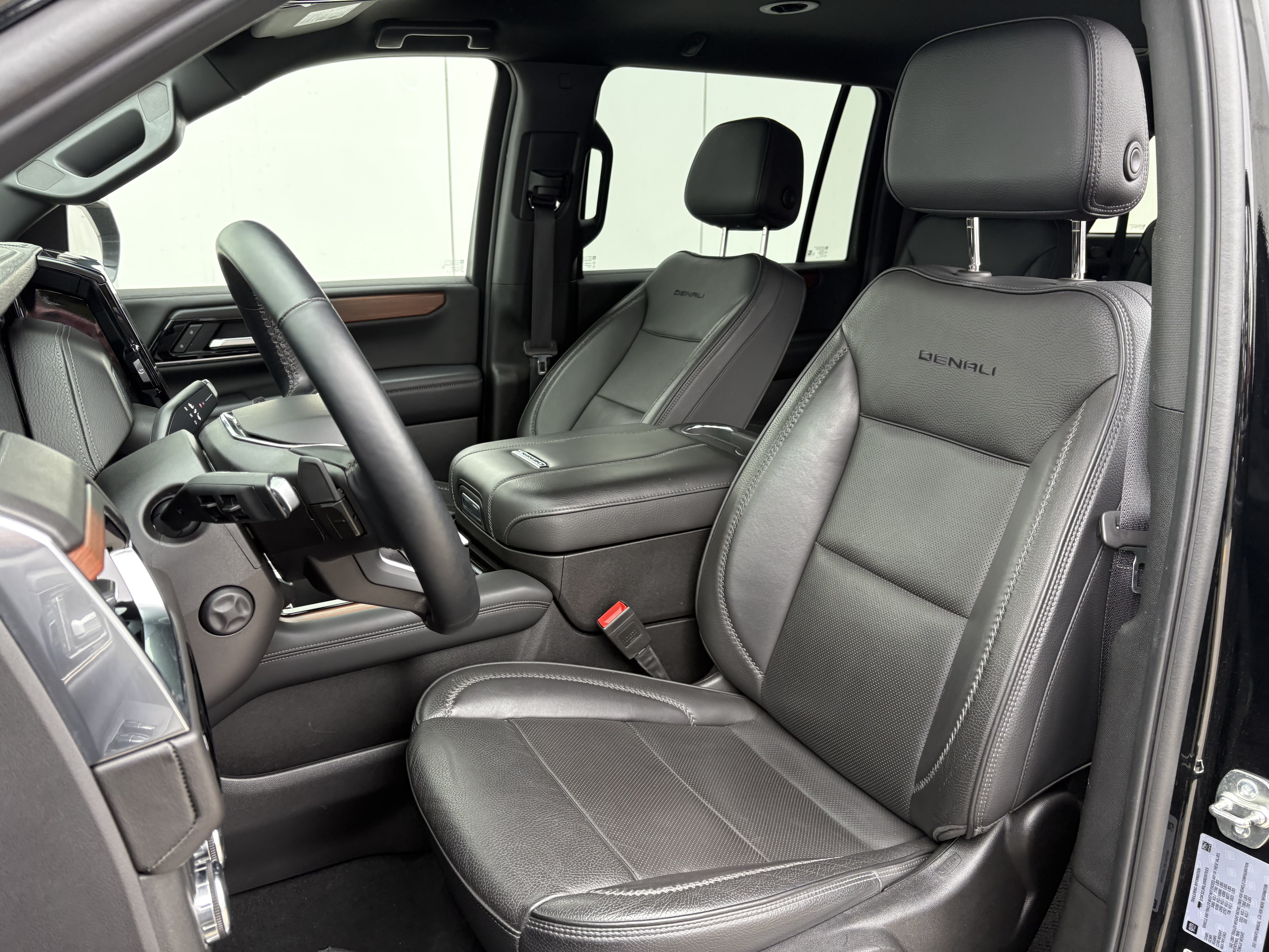 Used 2025 GMC Yukon XL Denali AWD/4WD image 12
