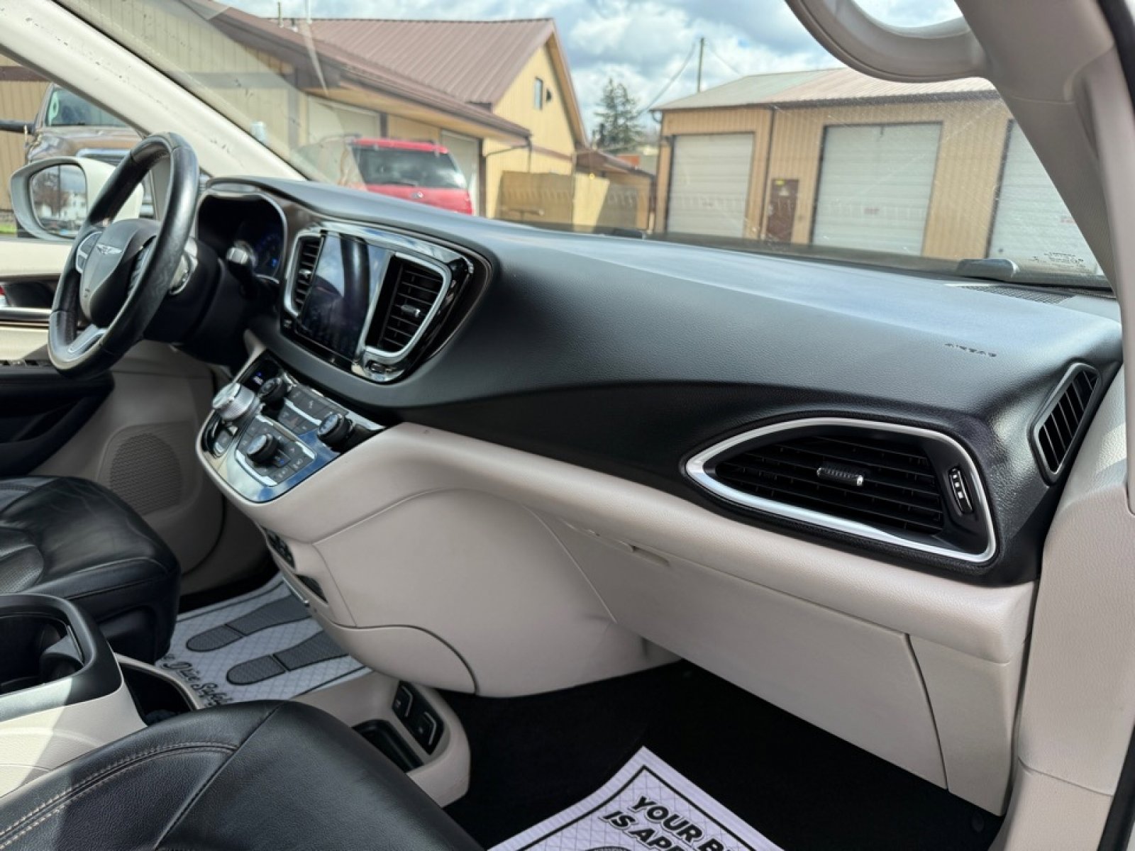 Used 2017 Chrysler Pacifica Touring-L Plus image 25