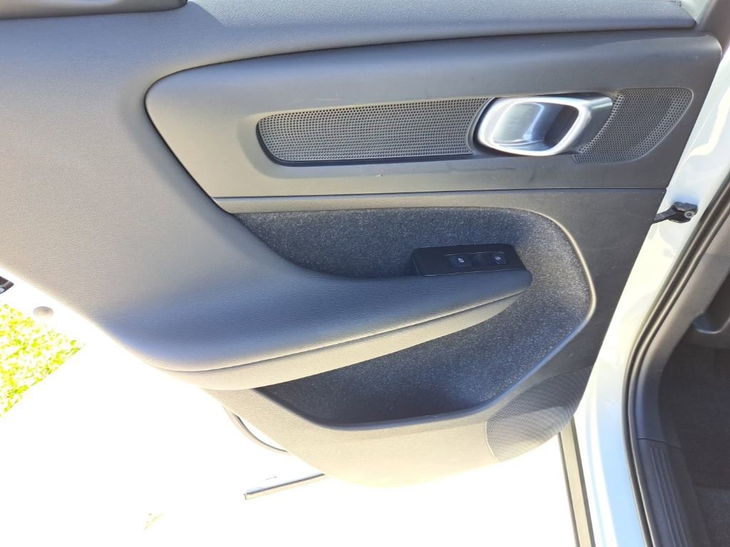 Used 2021 Volvo XC40 T5 Momentum w/ Climate Package image 11