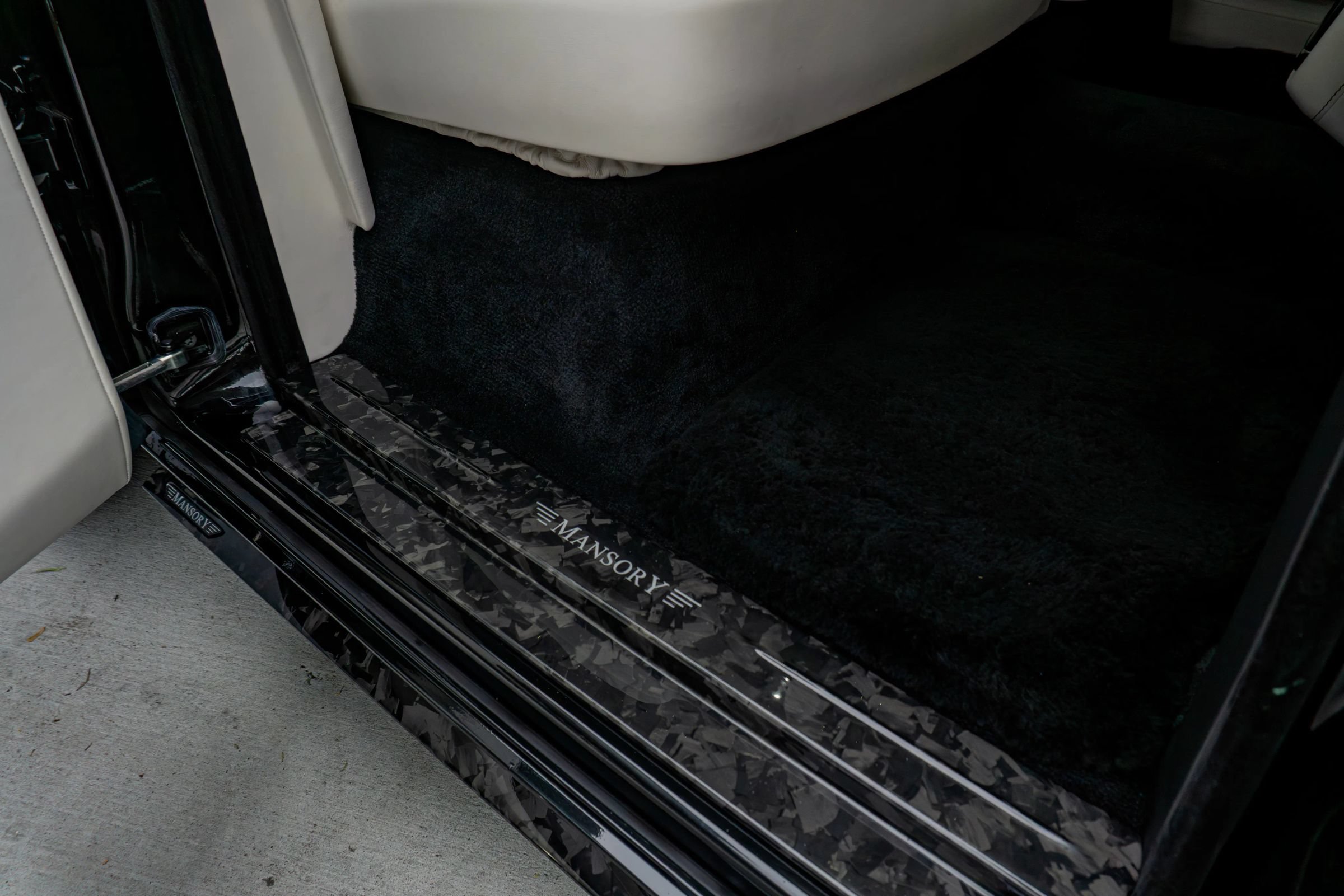 Used 2024 Rolls-Royce Phantom Sedan RWD image 60