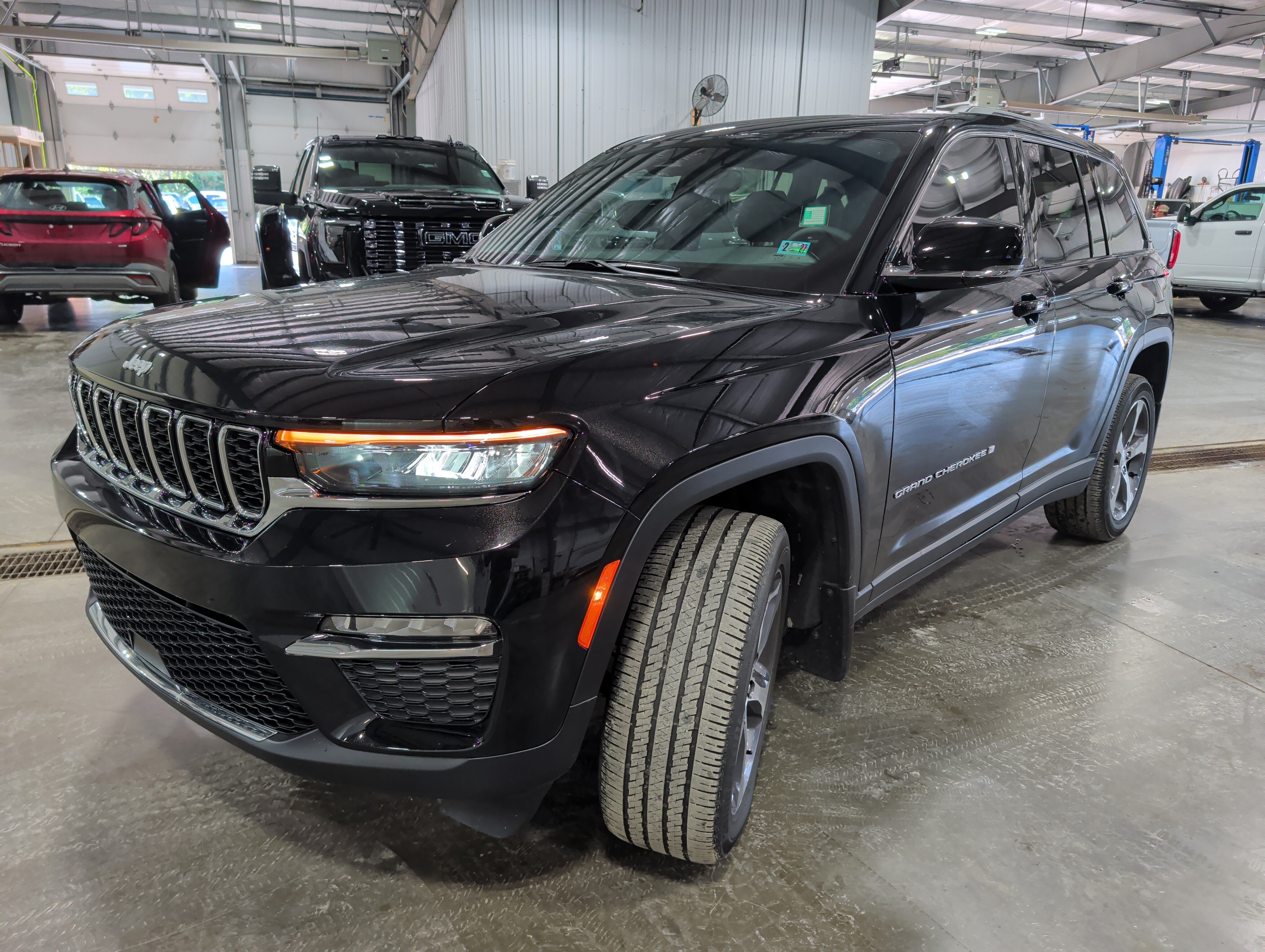 Used 2024 Jeep Grand Cherokee Limited AWD/4WD image 6