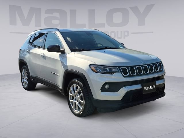 Used 2024 Jeep Compass Latitude w/ Sun and Sound Group AWD/4WD image 7