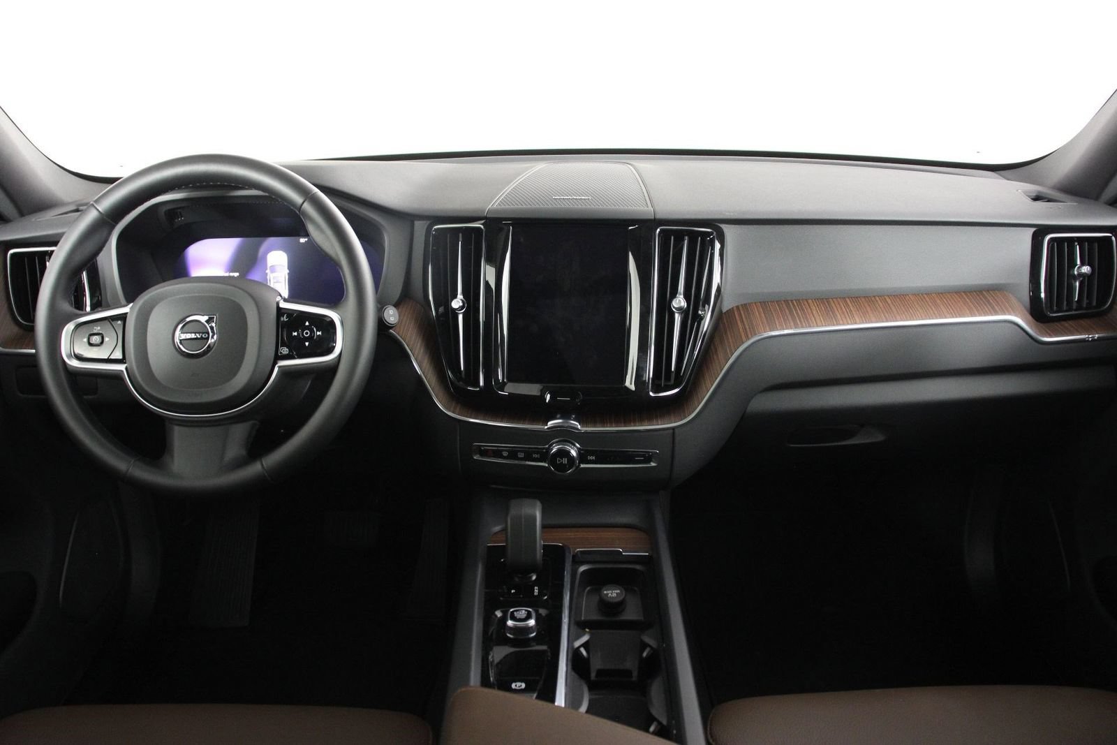 Certified 2024 Volvo XC60 B5 Plus AWD/4WD image 7