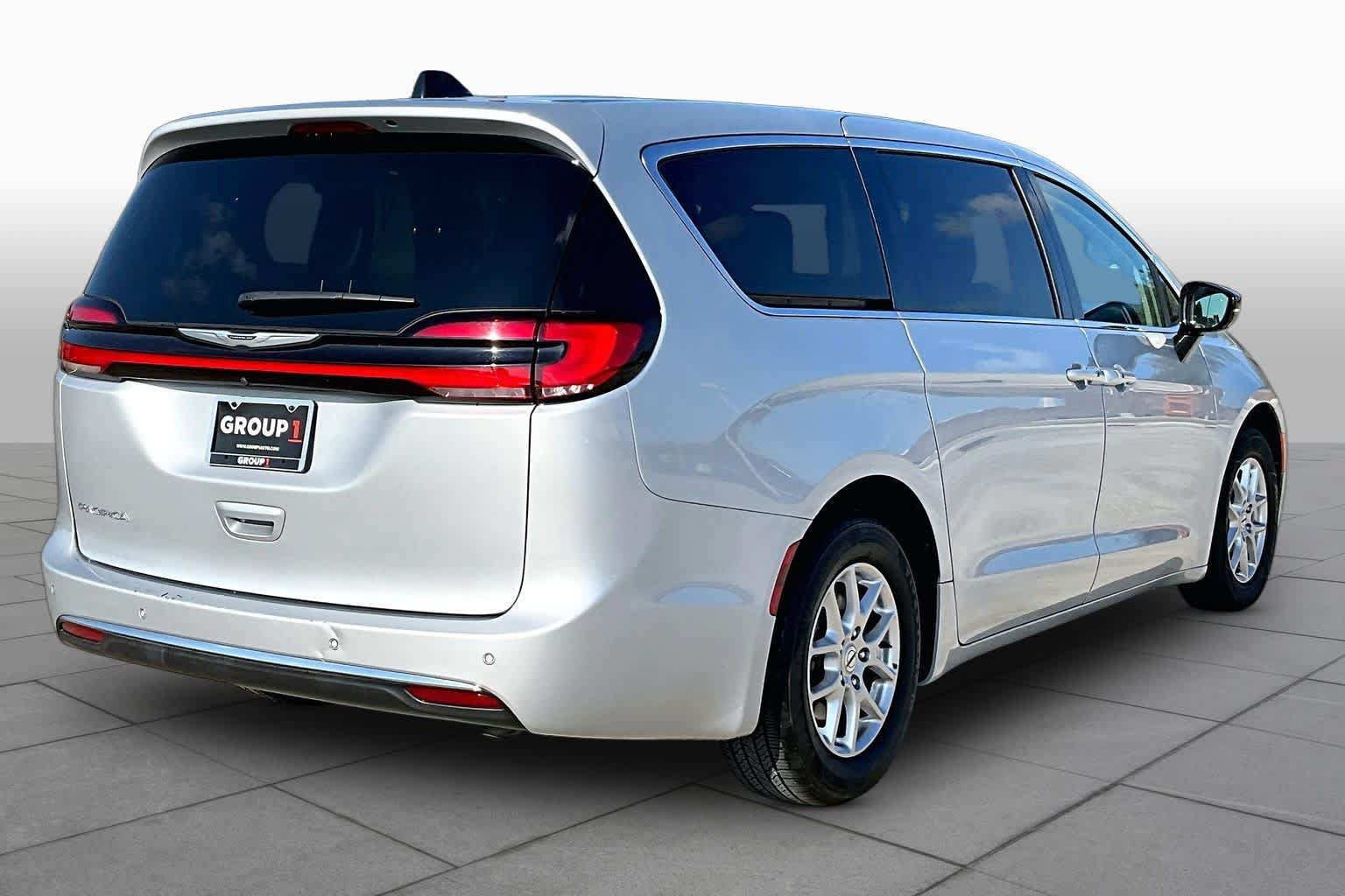 Used 2024 Chrysler Pacifica Touring-L FWD image 12
