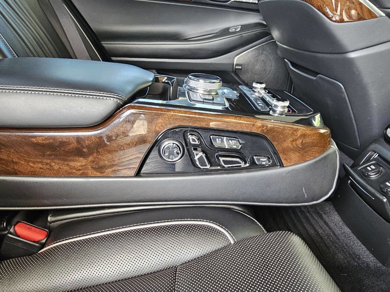 Used 2017 Genesis G90 5.0 Ultimate RWD image 12