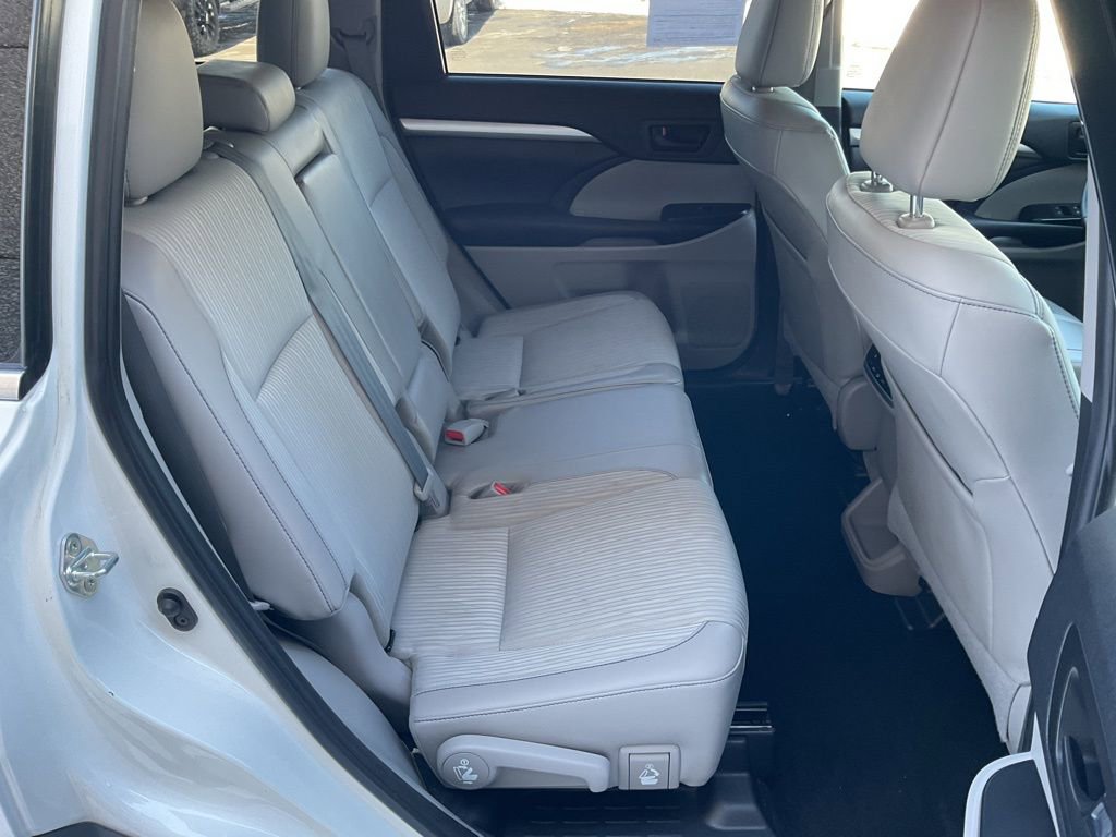 Used 2019 Toyota Highlander Plus AWD/4WD image 19
