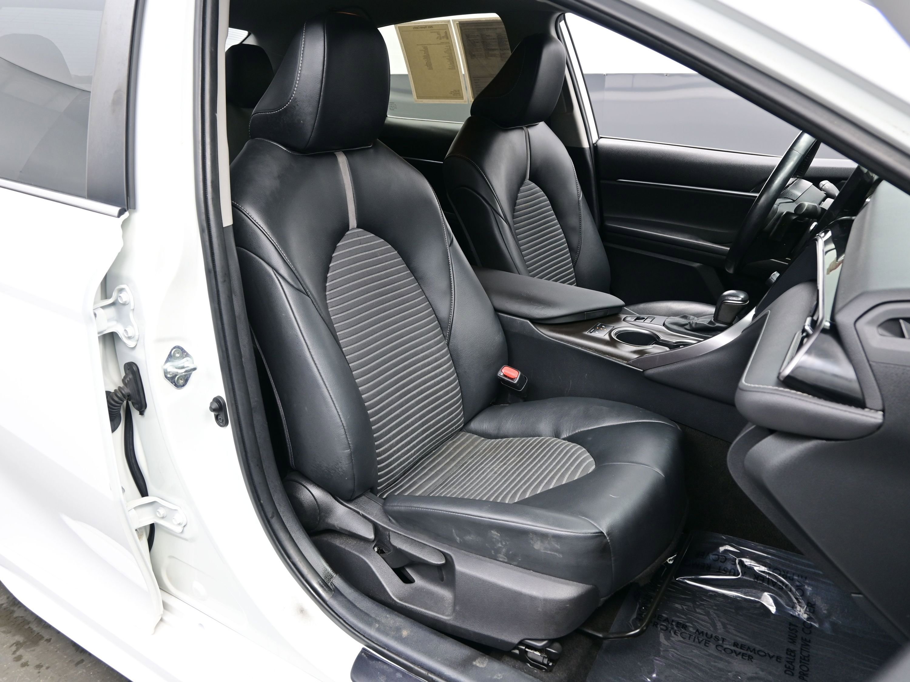 Used 2021 Toyota Camry SE w/ Cold Weather Package image 14