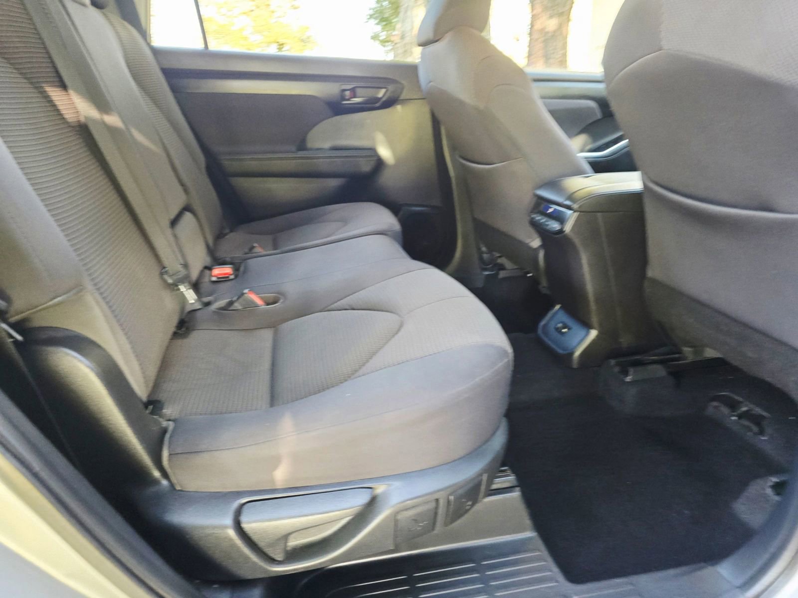 Used 2020 Toyota Highlander LE FWD image 30