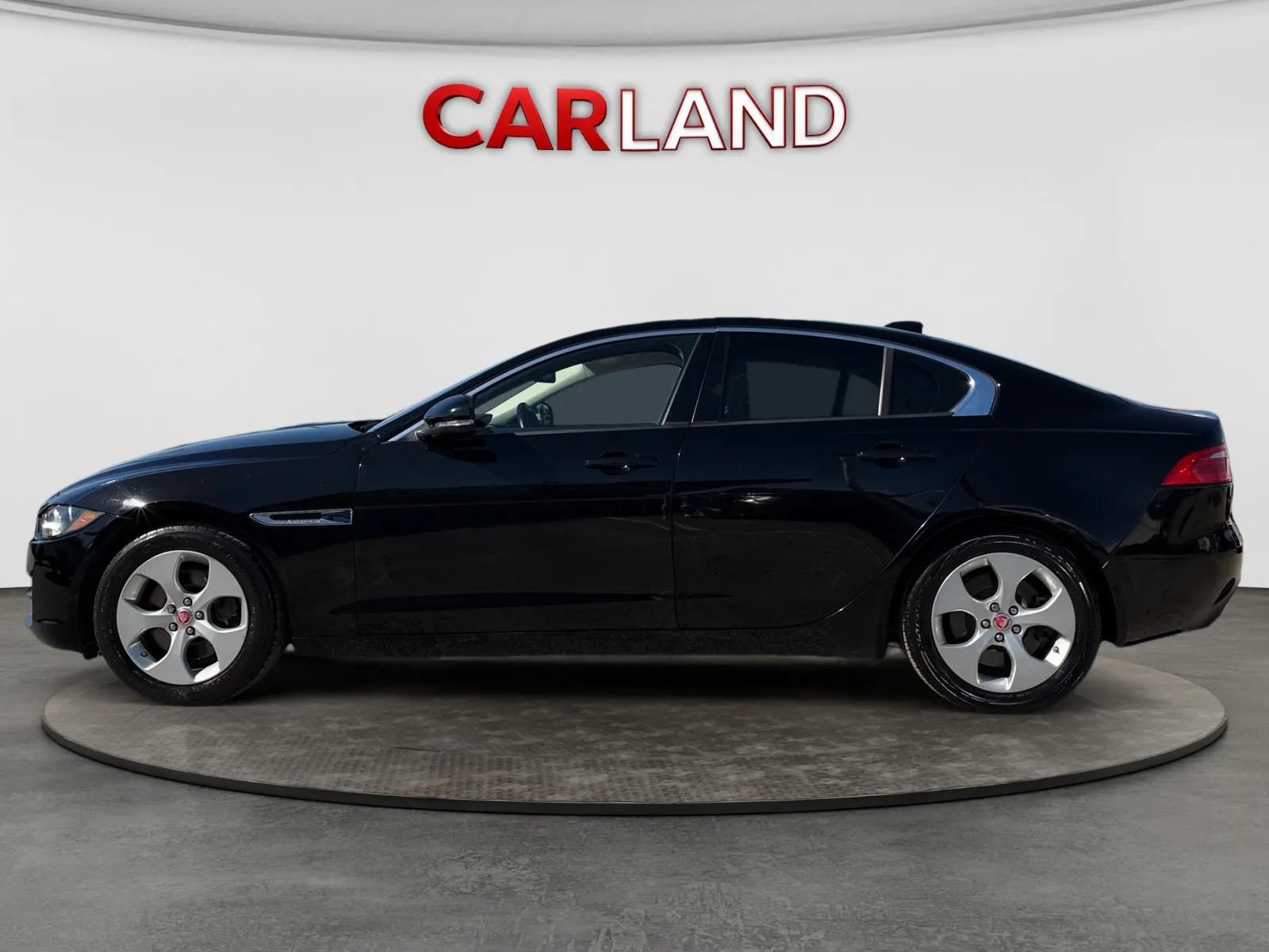 Used 2017 Jaguar XE RWD image 2
