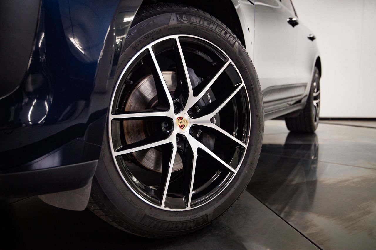 Certified 2023 Porsche Macan AWD/4WD image 12