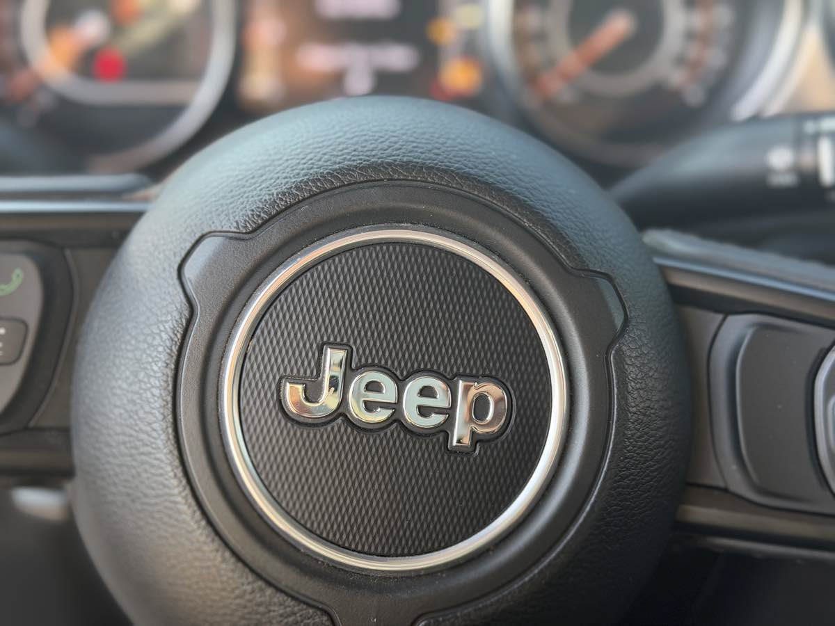 Used 2023 Jeep Gladiator Sport AWD/4WD image 16